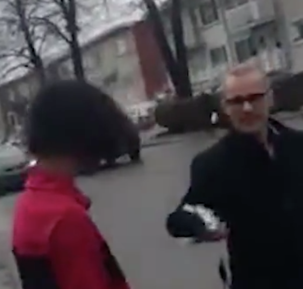 Yves Poirier qui se fait insulter par un Yo! La Clique du Plateau